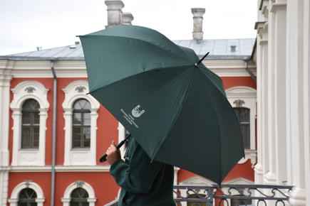 Lietussargs ar LBTU logo